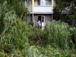 Búrky v Košickom kraji poprevracali stromy a strhli strechu