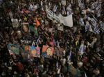 Tisícky Izraelčanov žiadali realizáciu dohody o prímerí, ktorú predstavil Biden