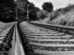 Vlak na trati usmrtil človeka, dopravu prerušili