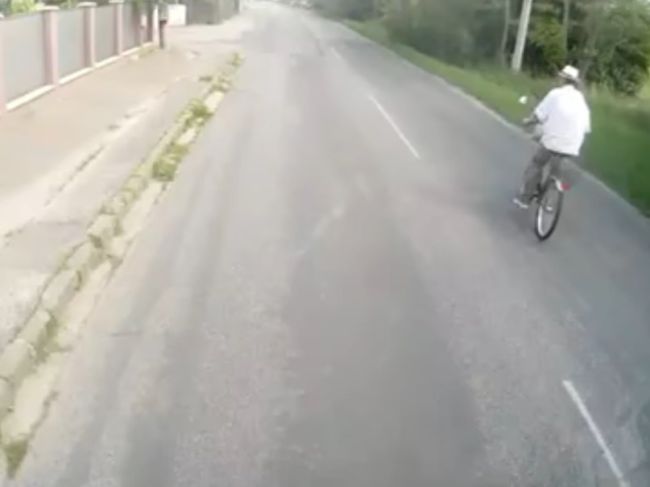 Polícia hľadá cyklistu z videa, odišiel z miesta nehody