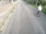 Polícia hľadá cyklistu z videa, odišiel z miesta nehody