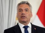 Rakúsky kancelár Nehammer odmietol zákaz spaľovacích motorov v EÚ