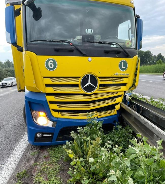 Premávka na D2 v smere do Česka je aktuálne pre nehodu obmedzená