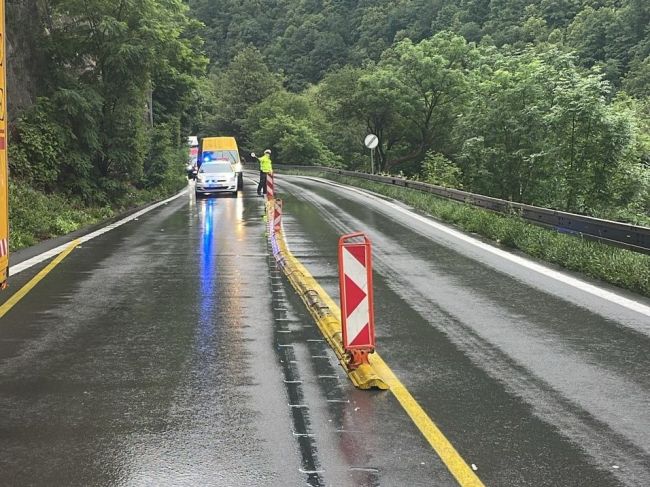 Polícia na ceste pod Strečnom obmedzí premávku