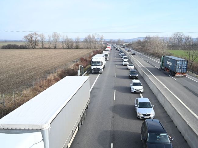 Pri dopravnej nehode na diaľnici treba konať rýchlo a efektívne