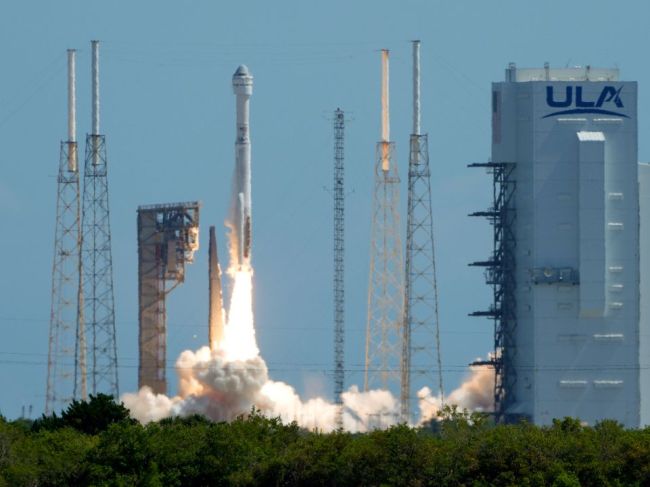 Vesmírna loď Boeing Starliner odštartovala na svoj prvý let s posádkou