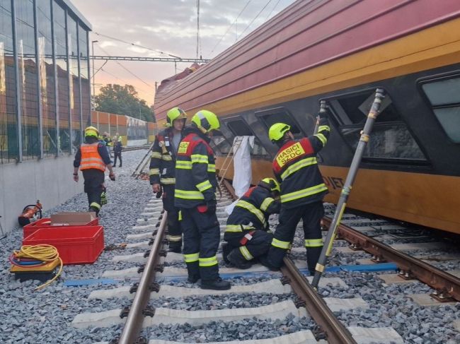 Dopravu na trati v Pardubiciach po nehode sčasti obnovili, diaľkové spoje však môžu meškať