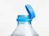 Nový vrchnák na fľašiach používate nesprávne. Ako sa v skutočnosti otvára?