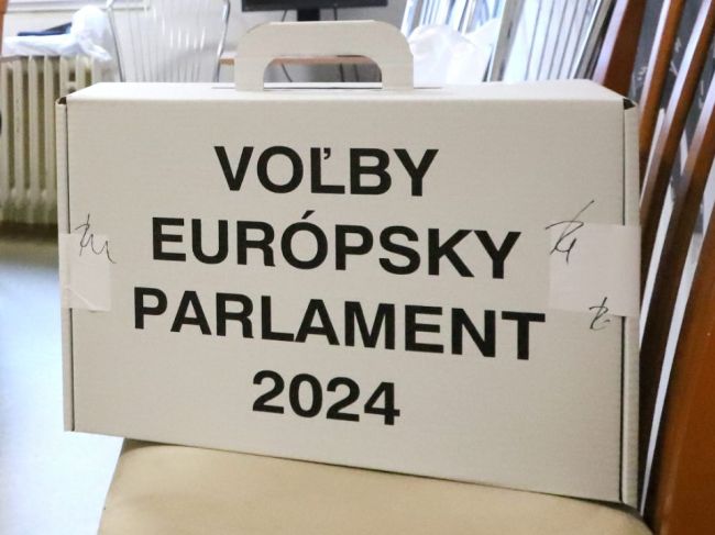 Volebnú miestnosť v Palárikove, kde našli biely prášok, opäť otvorili