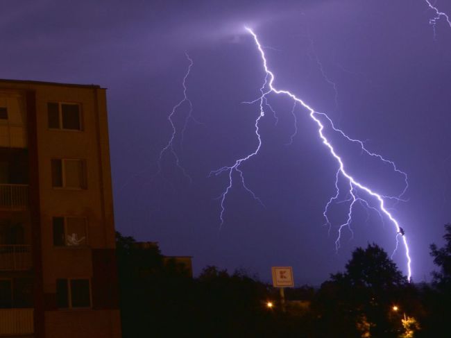 Na celom území Slovenska hrozia búrky, na juhozápade môžu byť veľmi silné