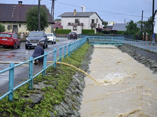 Naďalej treba počítať s búrkami, platia aj výstrahy pred povodňami