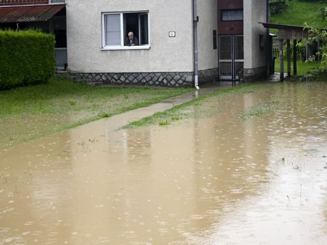 Obec vyhlásila tretí stupeň povodňovej aktivity, došlo tam k zosuvu pôdy