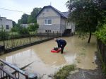 Povodne môžu udrieť aj v utorok, pre tieto oblasti platia výstrahy