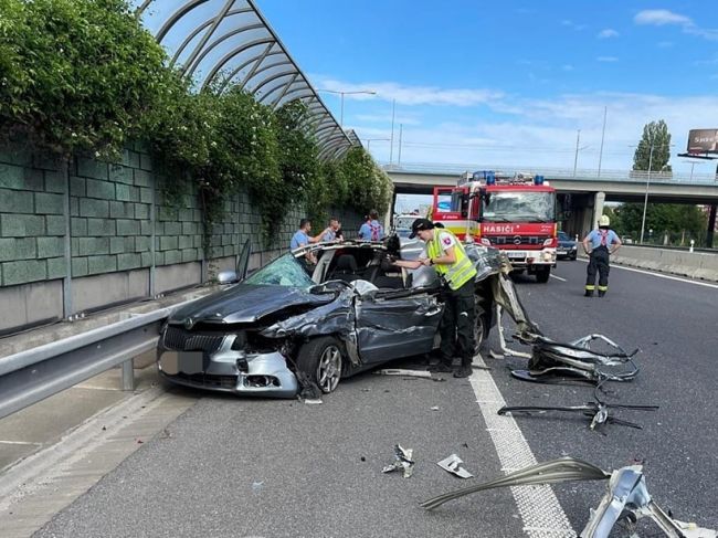 V Bratislave došlo k viacerým nehodám, o život prišiel mladý vodič