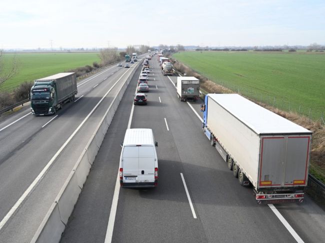 Jeden typ diaľničnej známky sa zruší, do platnosti sa vráti tá jednodňová