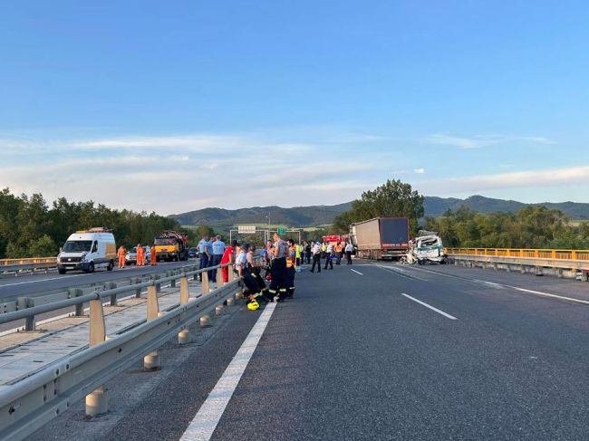 Vodiča, ktorý na D1 pri Hornej Strede usmrtil dvoch hasičov, stíhajú na slobode