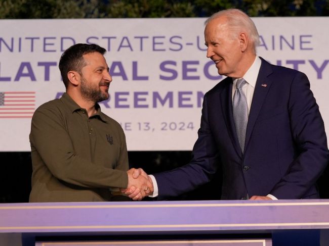 Biden a Zelenskyj podpísali desaťročnú bezpečnostnú dohodu