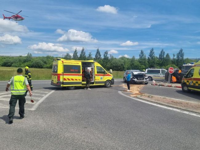 Pri vážnej nehode zasahoval vrtuľník, dve ženy a jedno dieťa skončili v nemocnici