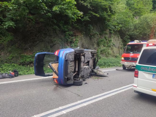 Na ceste pod Strečnom sa prevrátilo auto, vodiči sa zdržia niekoľko hodín