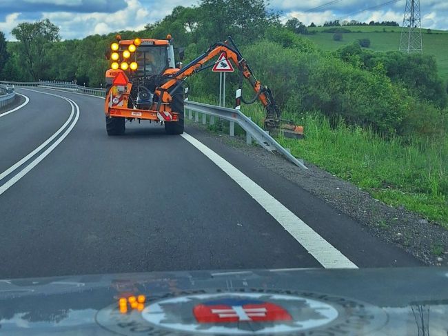 Premávka pri Strečne je spomalená, polícia žiada vodičov o zvýšenú opatrnosť 