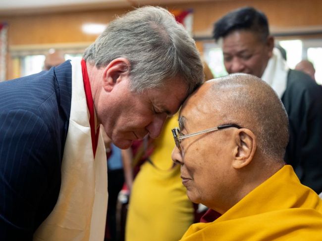 Americkí kongresmani sa v Indii stretli s dalajlámom, čo vyvolalo hnev Číny