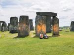 Video: Aktivisti posprejovali prehistorickú pamiatku Stonehenge