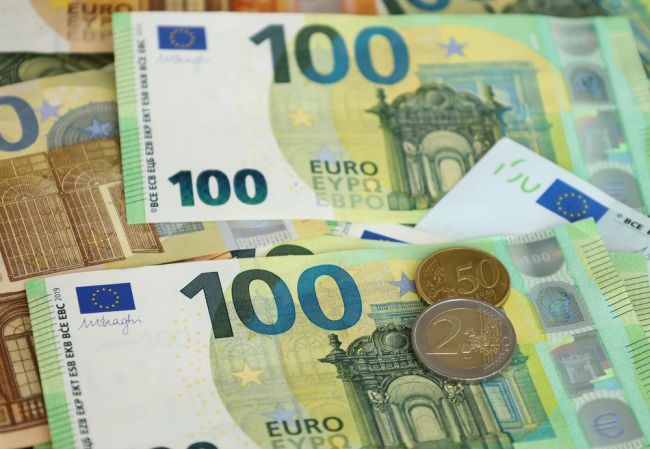 Bezdomovec našiel peňaženku s 2000 eurami, odovzdal ju na polícii