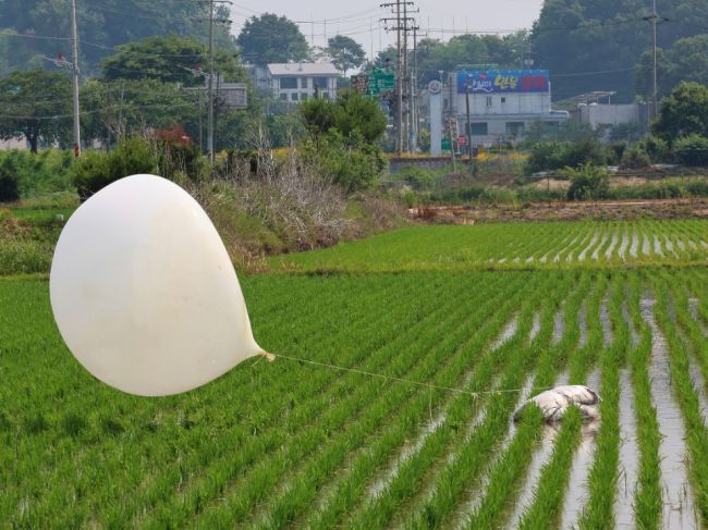 KĽDR znova poslala na juh balóny, tentoraz niesli pôdu s hlístami
