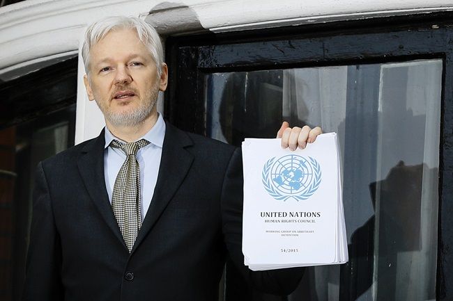 Julian Assange už opustil väzenie a odletel z Británie