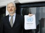 Julian Assange už opustil väzenie a odletel z Británie