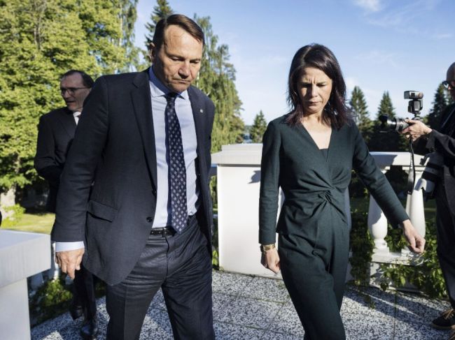 Sikorski: Do východného krídla NATO treba investovať, zhodli sa ministri