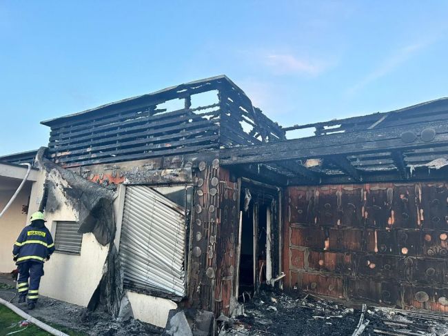 V Šamoríne horela strecha rodinného domu, jedna osoba utrpela popáleniny