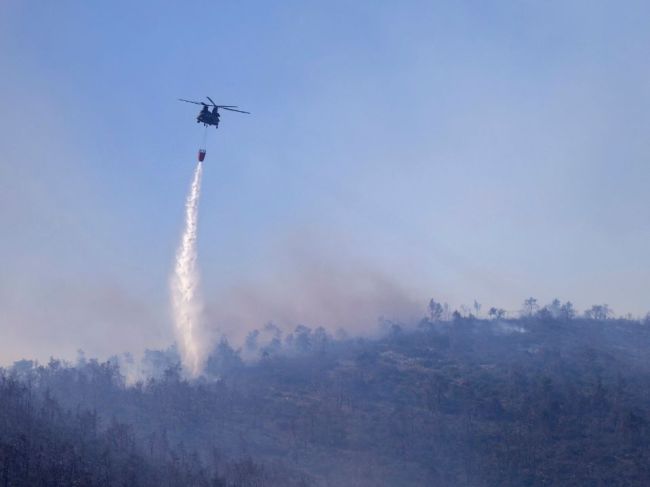 Grécko bojuje s intenzívnou sezónou lesných požiarov, horí aj neďaleko Atén