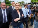 Francúzi hlasujú v parlamentných voľbách, Le Penová i Bardella už odvolili
