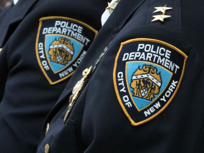 Policajt v New Yorku zastrelil 13-ročného chlapca, ktorý naňho mieril replikou zbrane