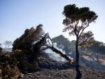 Grécki hasiči bojovali s desiatkami požiarov, v stredu prídu silné búrky