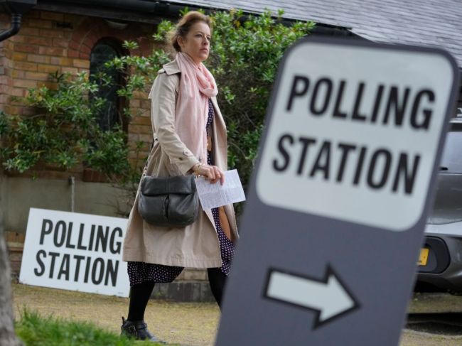 V Británii sa začali parlamentné voľby, očakáva sa dobrý výsledok labouristov