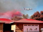 Lesný požiar v Kalifornii si vynútil evakuácie tisícov ľudí