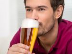 Alkohol podporuje rast pŕs u mužov. Ako tomu zabrániť? Toto spravte ešte pred pitím