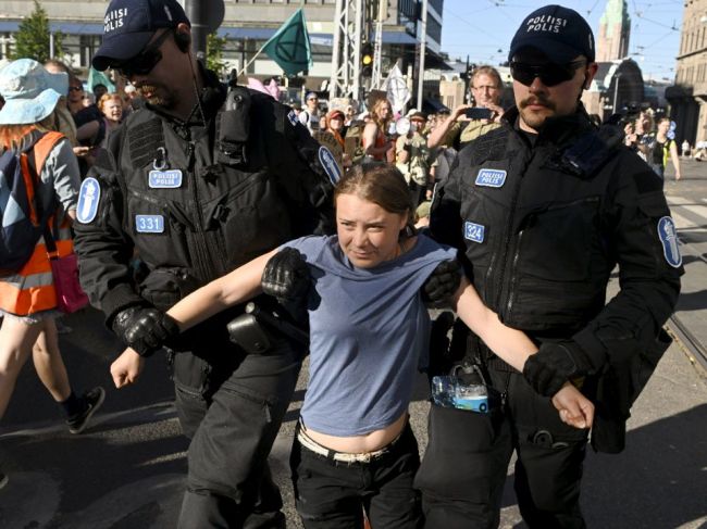 Gretu Thunbergovú zadržali na proteste v Haagu