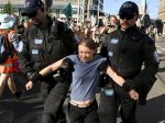 Gretu Thunbergovú zadržali na proteste v Haagu