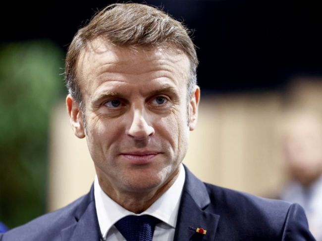 Macron po prekvapivých výsledkoch volieb skúma možnosti vzniku vlády