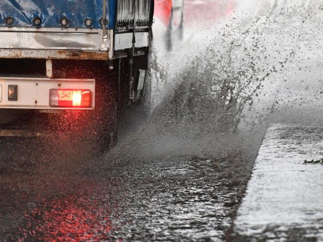 Slovensko zasiahnu búrky, hrozí aj lejak s krúpami