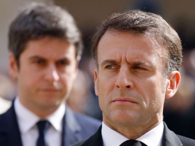 Macron požiadal premiéra Attala, aby zotrval vo funkcii premiéra