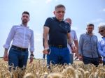 Opozícia: Slovenskí poľnohospodári nepotrebujú vidieť premiéra v obilí