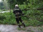 Popadané stromy a konáre komplikujú dopravu na týchto úsekoch ciest