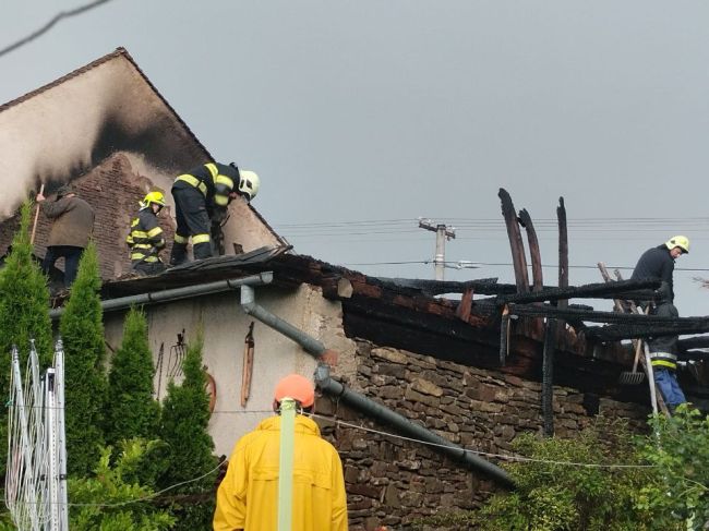 Blesk zasiahol stodolu a spôsobil požiar, na mieste zasahovali hasiči a záchranári