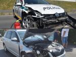 Polícia vyšetruje čelnú zrážku auta s policajným vozidlom