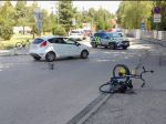 Tragická zrážka bicykla s autom: Cyklista pri prevoze vrtuľníkom podľahol zraneniam