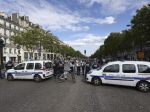 Do terasy parížskej kaviarne vrazilo auto, jedna osoba zahynula